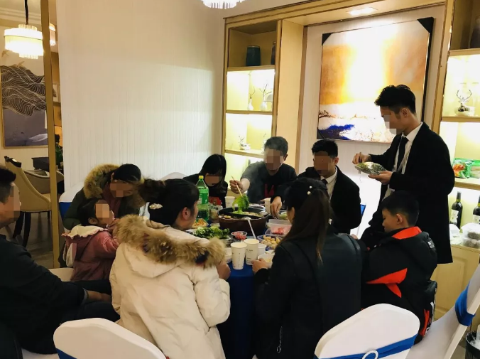 暖冬火鍋宴熱辣開(kāi)席，老友變新鄰，理想開(kāi)涮！